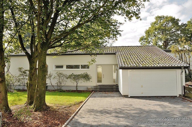 Hausansicht Bielefeld Einfamilienhaus Gepflegter Bungalow mit zwei Terrassen und Garage in Bielefeld-Senne -VERMIETET-