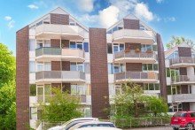 Ansicht Uninahes Studierendenappartement mit Balkon und Stellplatz