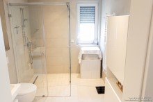 Badezimmer Bild 1 Attraktive, barrierefreie Zweizimmerwohnung im Erdgeschoss mit Terrasse in moderner Stadtvilla