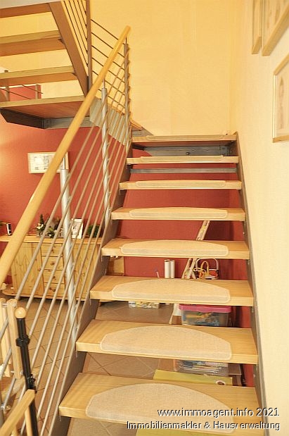 Treppe zum Obergeschoss Doppelhaush�lfte Enger