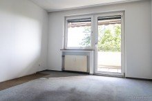 Schlafzimmer mit Zugang zur Loggia Bild 1 Selbstnutzung oder Kapitalanlage? Gro�z�gige Vierzimmer-Wohnung mit Balkon im Zentrum von Brackwede