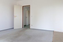 Schlafzimmer mit Zugang zur Loggia Bild 2 Selbstnutzung oder Kapitalanlage? Gro�z�gige Vierzimmer-Wohnung mit Balkon im Zentrum von Brackwede