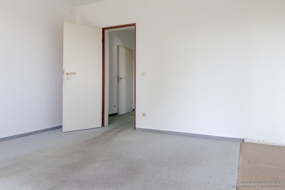 Schlafzimmer mit Zugang zur Loggia Bild 2 Etagenwohnung Bielefeld