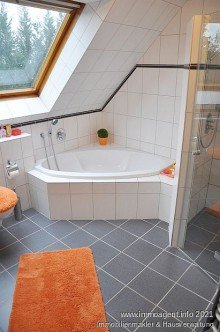 Badezimmer Attraktive Doppelhaush�lfte mit Doppelcarport und Garten in Enger -VERMIETET-