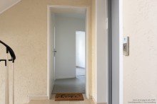 Wohnungseingang Selbst einziehen oder vermieten? Zentrale 3-Zimmer-Wohnung mit Loggia in Brackwede -VERKAUFT-