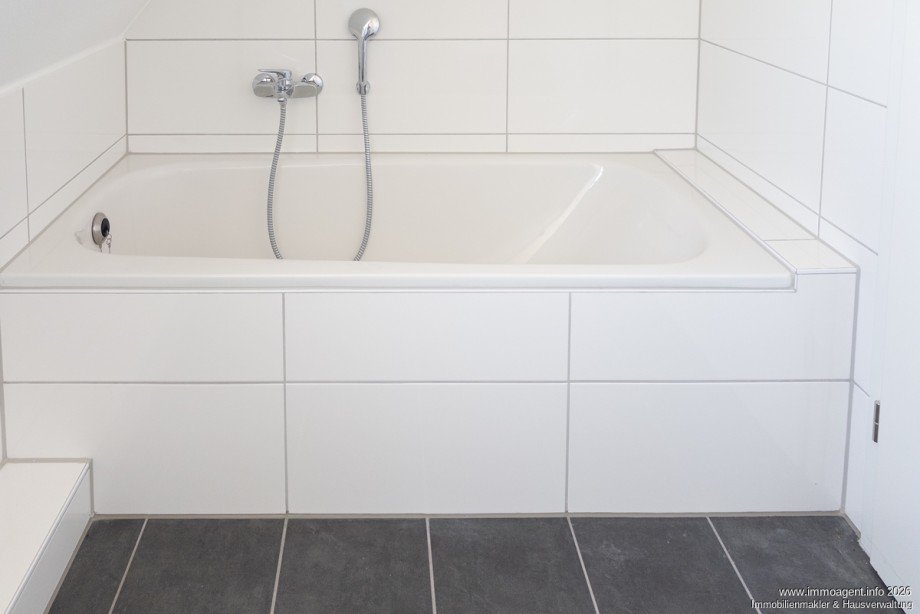 Bad mit Wanne Bild 2 Etagenwohnung Bielefeld