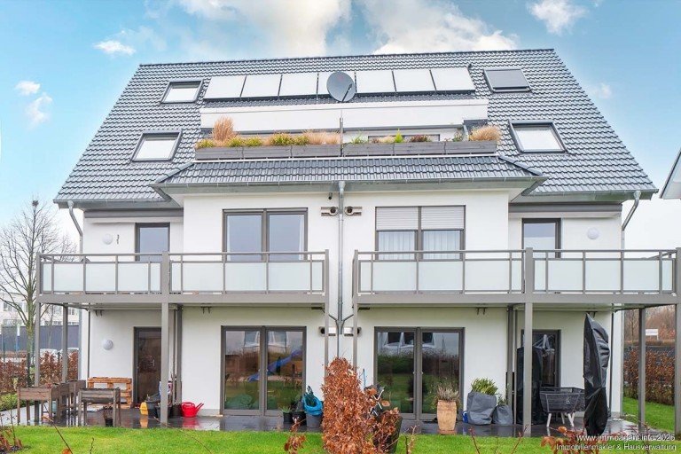 Ansicht vom Garten aus Bielefeld Dachgeschosswohnung Neuwertige Maisonette-Wohnung mit drei Zimmern und Balkon in Heepen