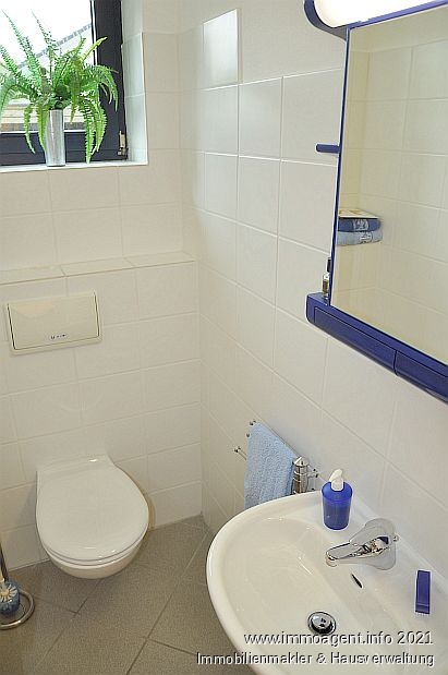G�ste-WC Doppelhaush�lfte Enger