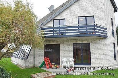 Gartenansicht Enger Doppelhaush�lfte Attraktive Doppelhaush�lfte mit Doppelcarport und Garten in Enger -VERMIETET-