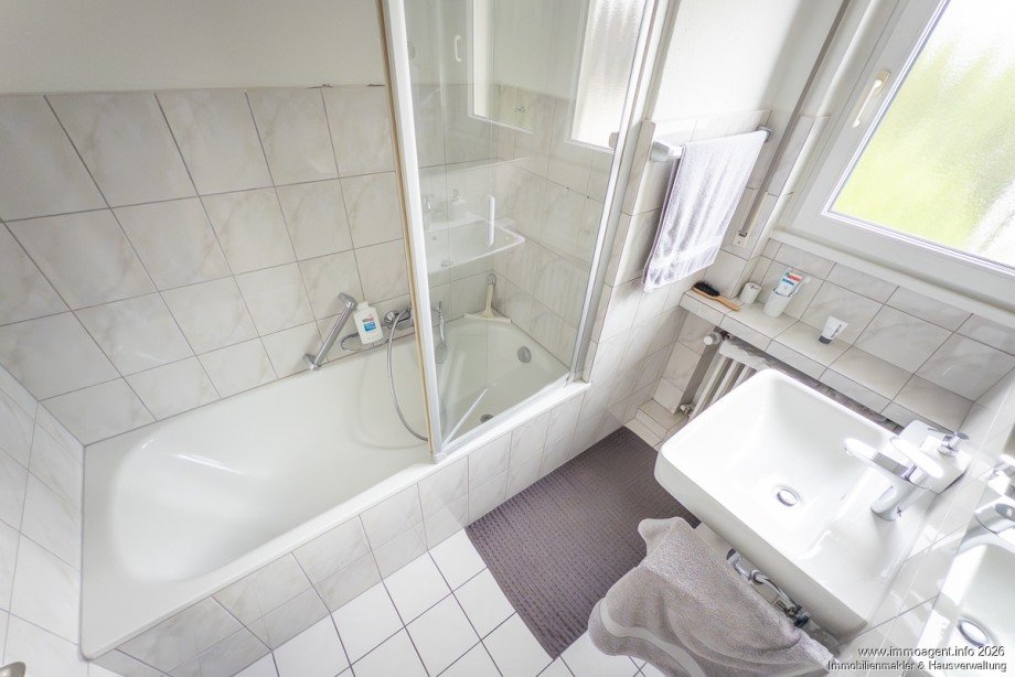 Tageslicht-Bad mit Wanne Etagenwohnung Bielefeld
