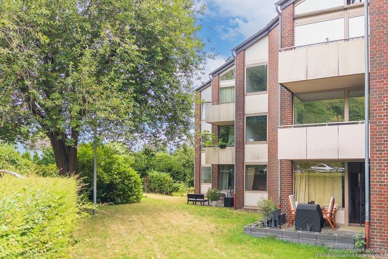 Ansicht mit Terrasse Bielefeld Etagenwohnung Attraktives Apartment mit zwei Zimmern, Terrasse und Stellplatz im Bielefelder Zentrum