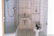 Badezimmer mit Dusche Zentrale 3-Zimmer-Wohnung mit Loggia in Brackwede f�r Selbstnutzer oder Kapitalanleger -VERKAUFT-